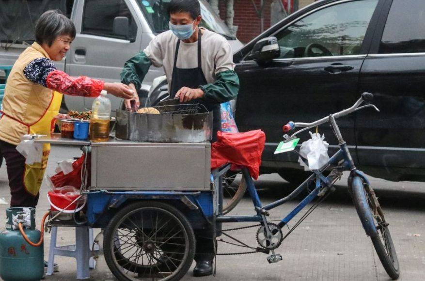 开云真人 开云真人官网城市发展的代价：夜市和路边摊的消失与人情味的缺失(图1)
