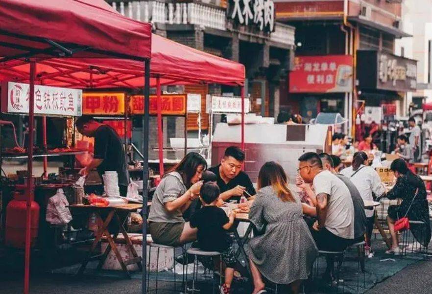 开云真人 开云真人官网城市发展的代价：夜市和路边摊的消失与人情味的缺失(图3)