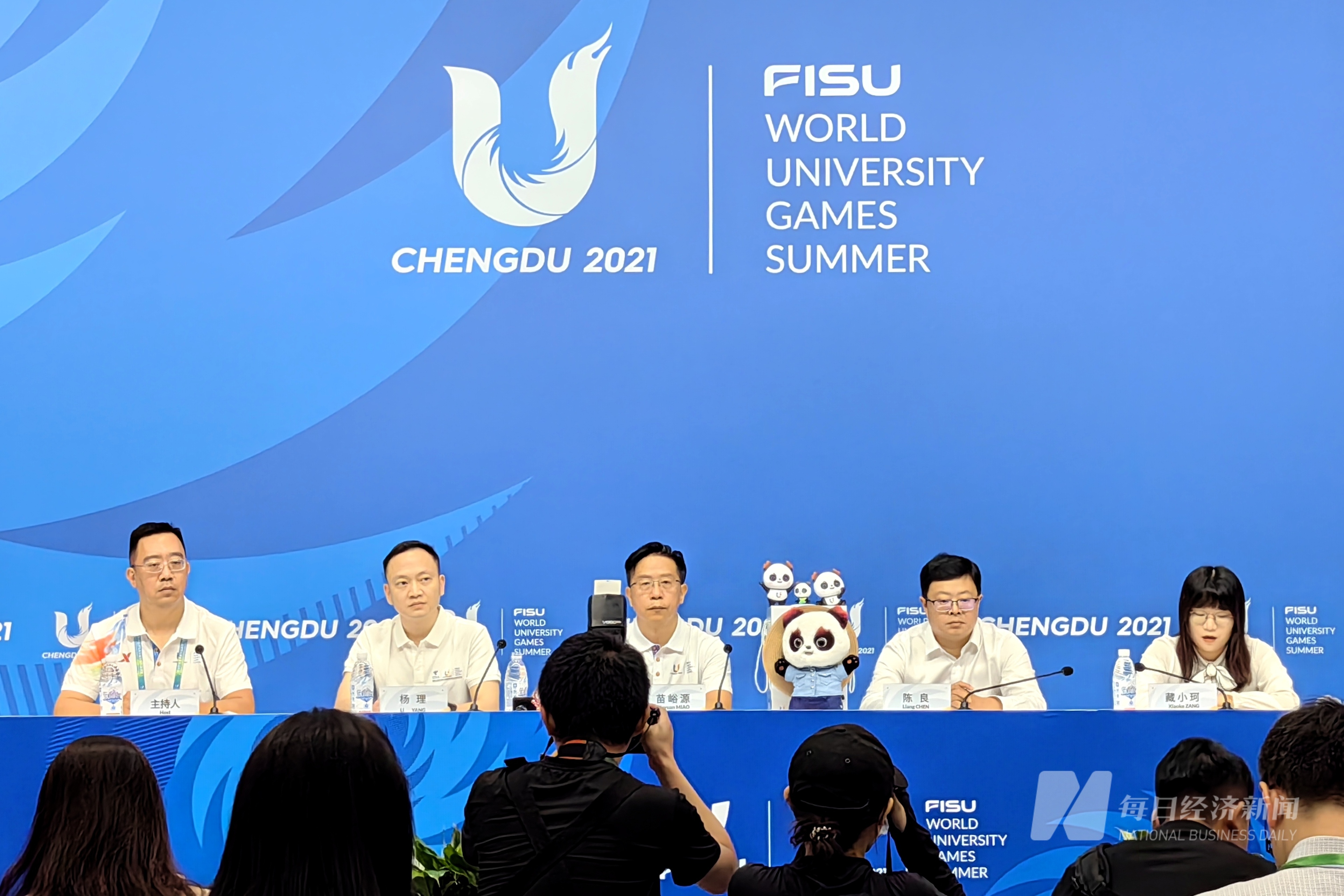 成都大运会市场开发“成绩单”:80家特许经营企业1000余款商品(图1) 成都大运会市场开发“成绩单”:80家特许经营企业1000余款商品(图1)